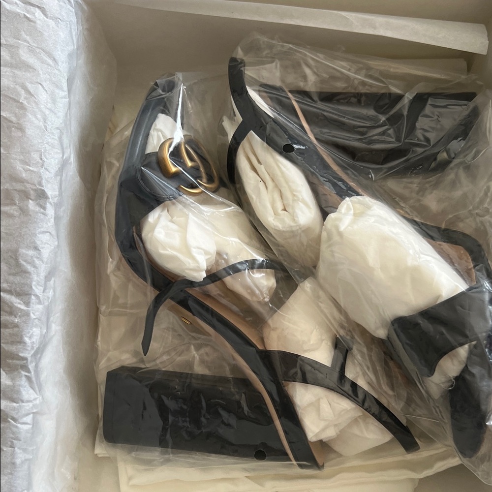 Gucci Black Heels with Gold Detailing - Picture 4 of 6
